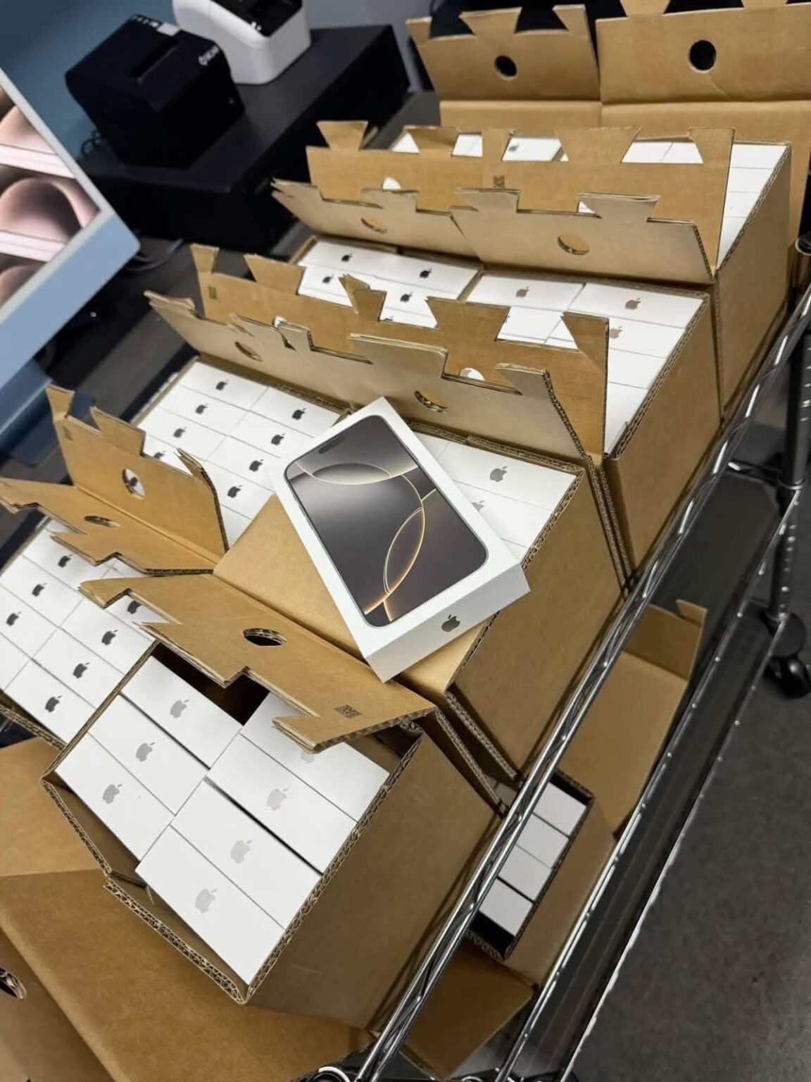 Wholesale iPhone 16 Pro Max Liquidation Pallets image 2