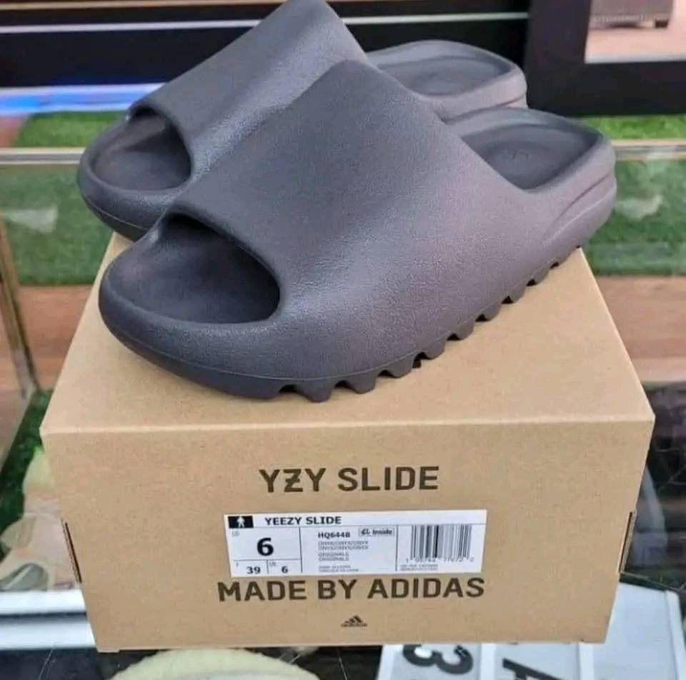 Yeezy Slides Pallets image 1